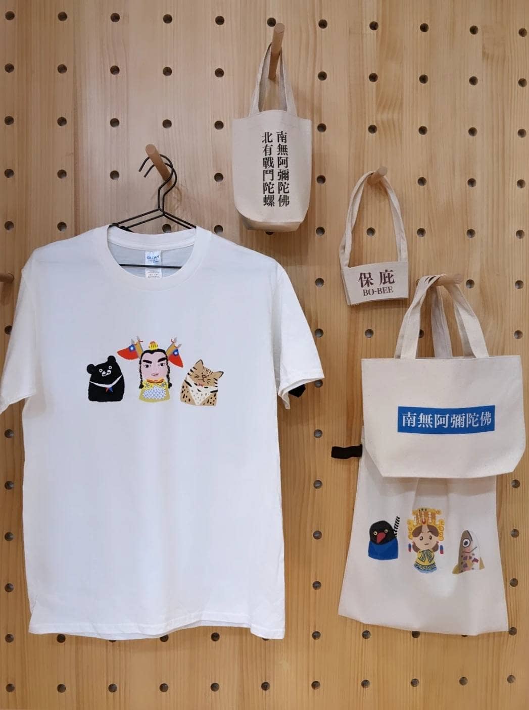 STEGO設計石虎、三太子、熊貓、媽祖的衣服、提袋，週末將在王功福海宮限量販售喔